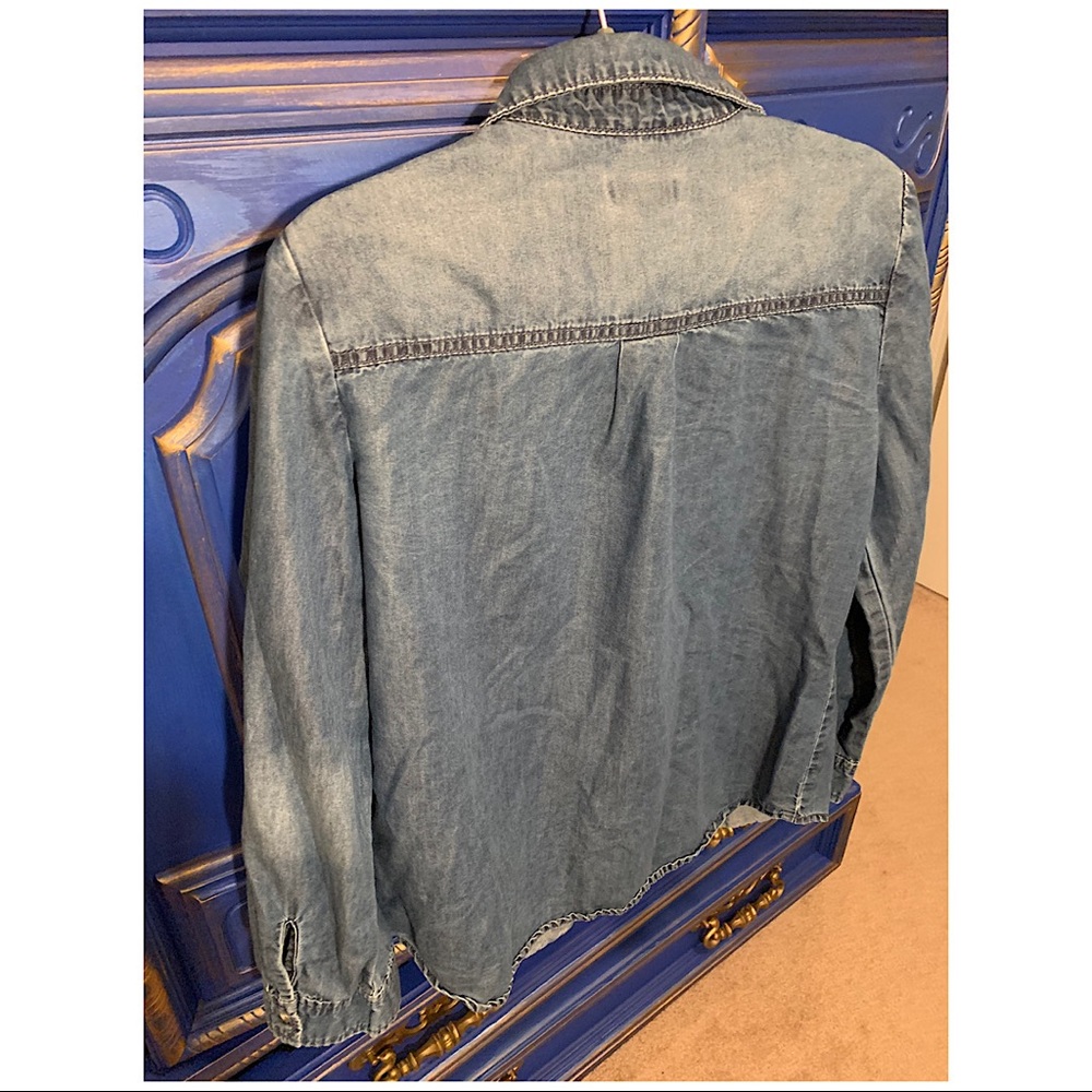 ⭐️ Chicos Shirt Sz 0 Soft Denim Button Blouse Top - Picture 2 of 2